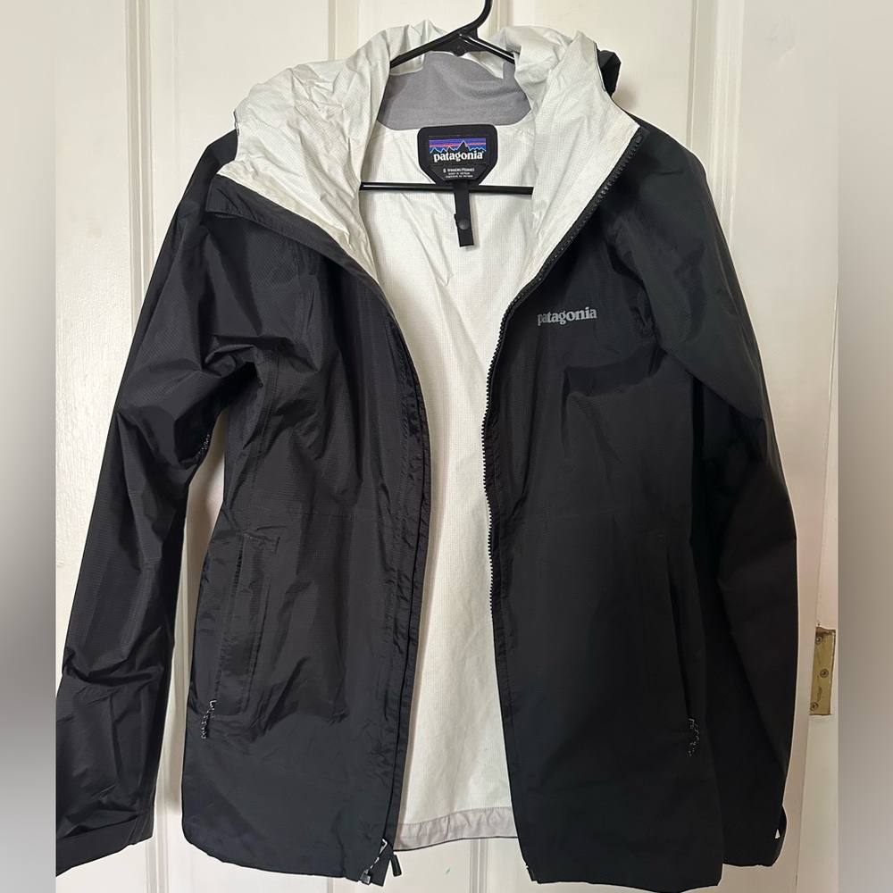 Patagonia Rain Jacket w/hood, SM, shell (not lined), zipper pockets, ADJ waste
